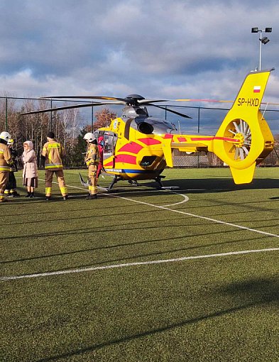 Chwile grozy w szkole w Drzycimiu. Na boisku lądował helikopter medyczny-28949