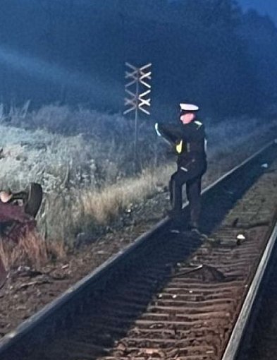 Osobówka wjechała prosto pod pociąg. Młody kierowca nie żyje-28995