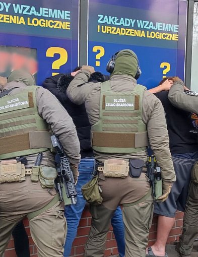 KAS uderza w jaskinię hazardu. Zatrzymane maszyny, pieniądze i... poszukiwany-29491