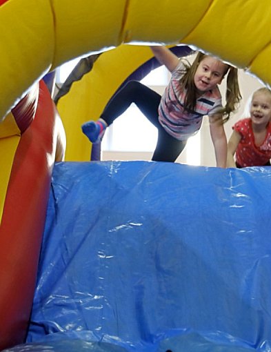 Ferie na pełnych obrotach! Dmuchany zawrót głowy w świeckiej „trójce”