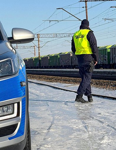 Niebezpieczny skrót przez tory. 40-latek ukarany mandatem w Bukowcu