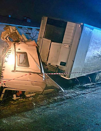 Sześć kolizji w jedną dobę! Dwie Scanie w rowie i roztrzaskane osobówki