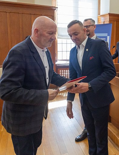 Wielkie inwestycje w edukację, kulturę i bezpieczeństwo. Marszałek dzieli fundusze