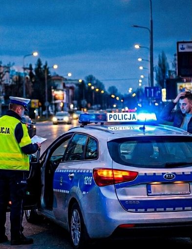 Pędził ponad setką na Wojska Polskiego. Stracił prawko i kilka tysięcy