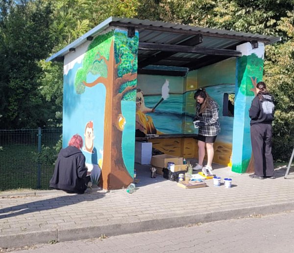 Przystanek w Belnie zaczarowany! Młodzież z Jeżewa zmieniła beton w sztukę-28404