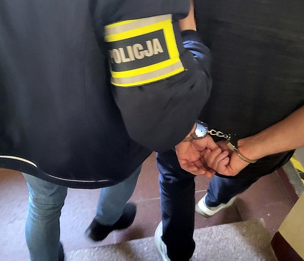 Z zewnątrz wyglądał jak zwykły kontener… w środku policjanci odkryli coś innego-28545