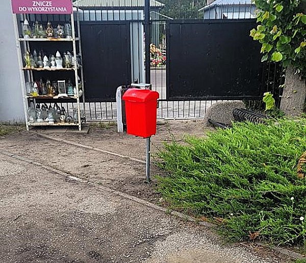 Widzisz taki pojemnik na cmentarzu. Oto, do czego służy-28598