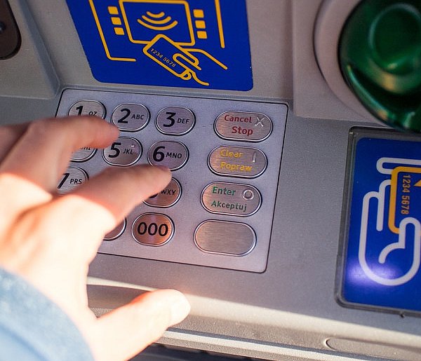 Z kont znikały pieniądze. Policja i bank badają ogólnopolski incydent-28658