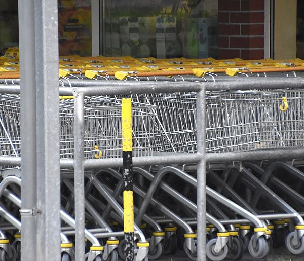 Czy 1 listopada zrobisz zakupy? Ten weekend zaskoczy wielu klientów-28713