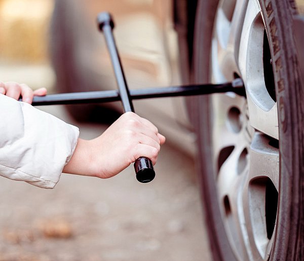 Z pozoru drobiazg, a może skończyć się tragedią. Urząd ostrzega kierowców-28803