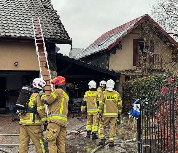 Groźny pożar w Przechowie. Poparzony został mężczyzna-28916