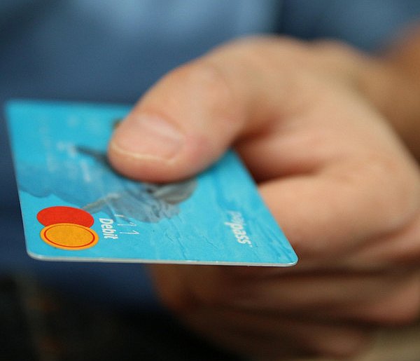 Fiskus skontroluje płatności kartą Polaków? Resort zabiera głos-28937