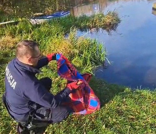 Kobieta bała się wyjść z domu. Policjanci z Osia ruszyli na pomoc-28971