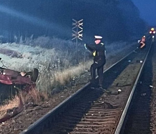 Osobówka wjechała prosto pod pociąg. Młody kierowca nie żyje-28995