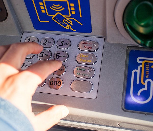 Duże zmiany w wypłacaniu gotówki. Bankomaty odchodzą do przeszłości-29102