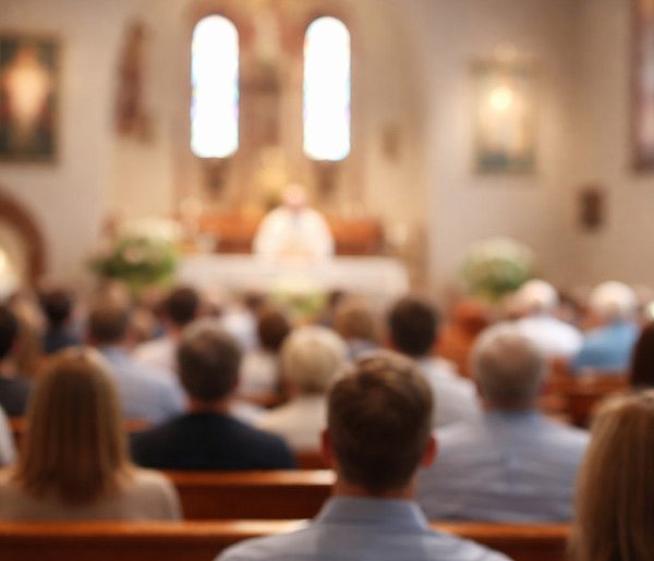 Ilu Polaków naprawdę chodzi do kościoła? Jedna statystyka szokuje-29256