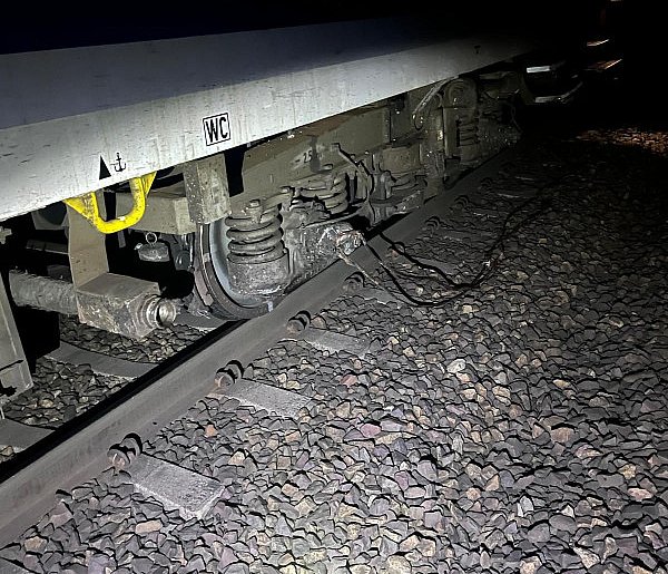 Volkswagen spadł z wiaduktu prosto pod pędzący pociąg-29314