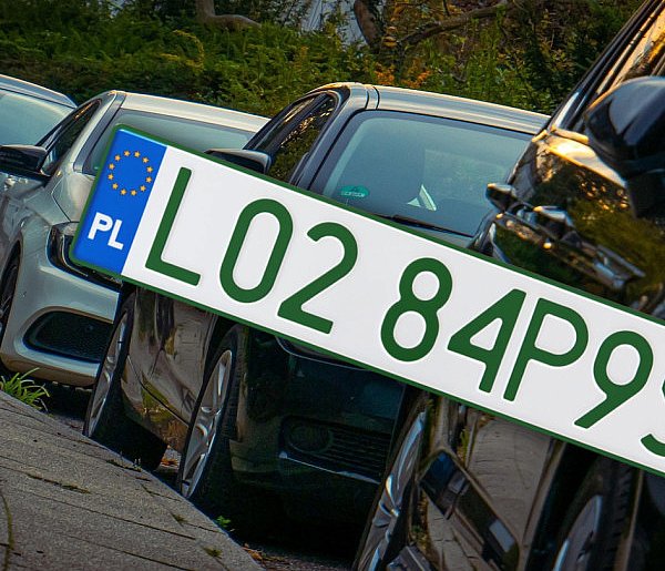 Tablice z zielonymi napisami na kolejnych autach. Nie chodzi o "elektryki"-29338