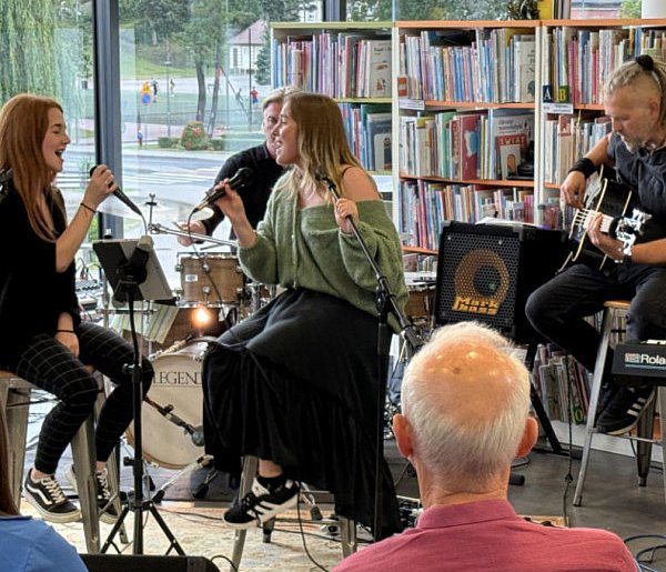 Muzyka w bibliotece. Obejrzyj cały koncert zespołu Przestrzeń - WIDEO-29359