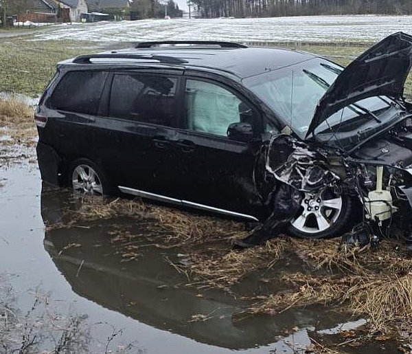 Toyota uderzyła w drzewo. Mokra droga bywa zdradliwa — policjanci ostrzegają