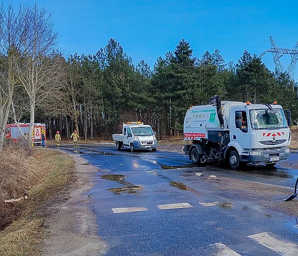 Zablokowana droga w Kozłowie. Rozlało się paliwo