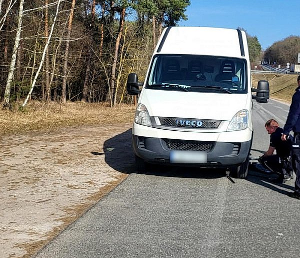 O krok od urwania koła na autostradzie