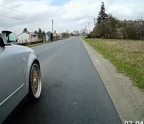 Wyprzedzał rowerzystę na milimetry NAGRANIE