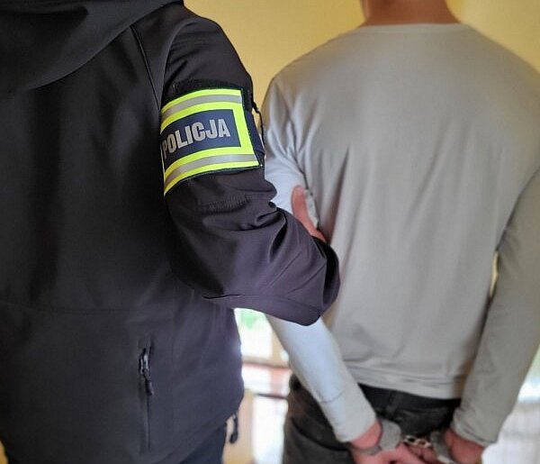 Kamieniem w szybę, a potem... prosto w ręce policji. Włamywacz z gminy Jeżewo