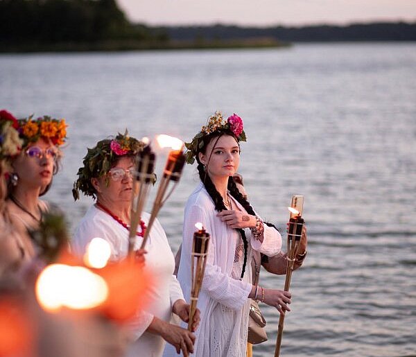 Noc Świętojańska w Jeżewie! Wianki, ognisko i spektakularny teatr ognia