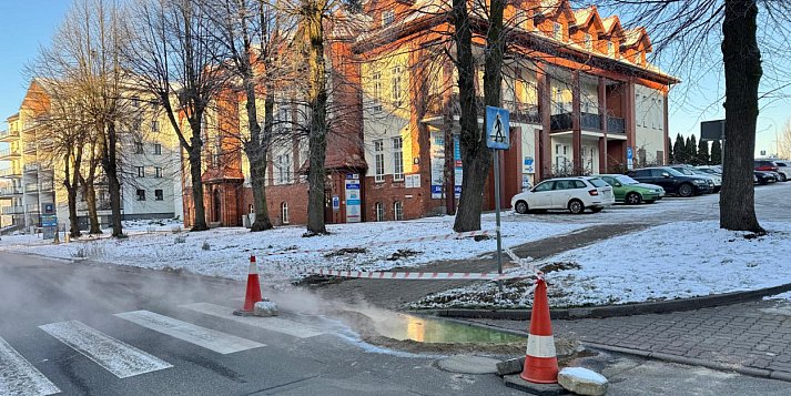 Zielona kałuża na Hallera. Jest awaria, Veolia zapowiada przerwy w dostawie ciepła