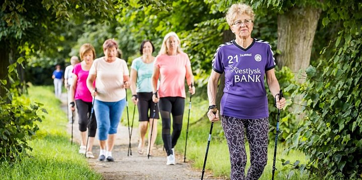 Jesień życia w kolorach tęczy. Kluby seniora ze wsparci
