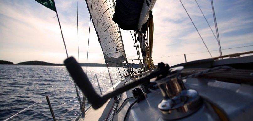 Szanty chwyty – jak w prosty sposób rozpocząć żeglarskie granie i porwać...