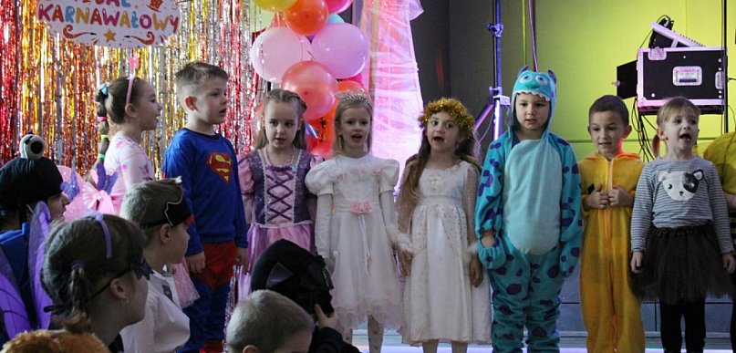 Pokolenia połączone zabawą. Wyjątkowy bal przedszkolaków z „Bajki"