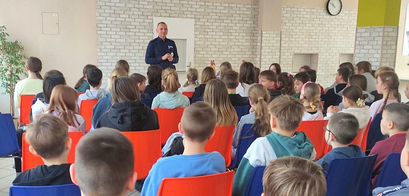 Policjanci odwiedzają szkoły przed feriami