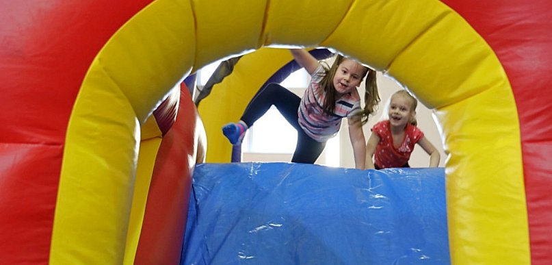 Ferie na pełnych obrotach! Dmuchany zawrót głowy w świeckiej „trójce”