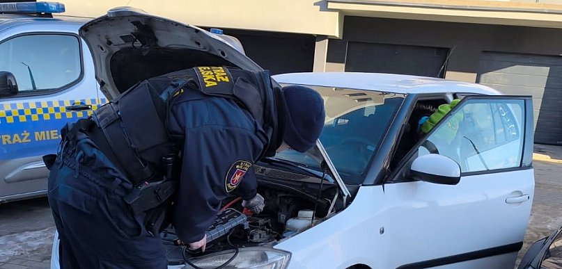 Mrozy nie odpuszczają. Służby kontrolują pustostany i budy dla psów