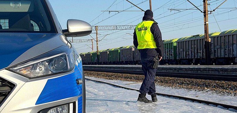 Niebezpieczny skrót przez tory. 40-latek ukarany mandatem w Bukowcu