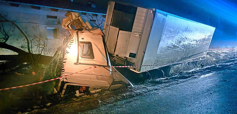 Sześć kolizji w jedną dobę! Dwie Scanie w rowie i roztrzaskane osobówki