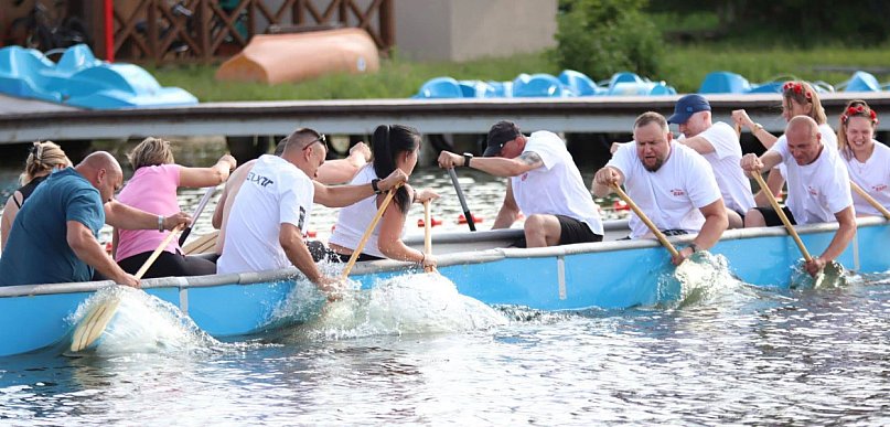 Smocze łodzie opanują świecki basen! Międzynarodowe emocje i relacja na żywo