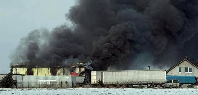 Pożar warsztatu samochodowego w Michalu, w środku niebezpieczne gazy
