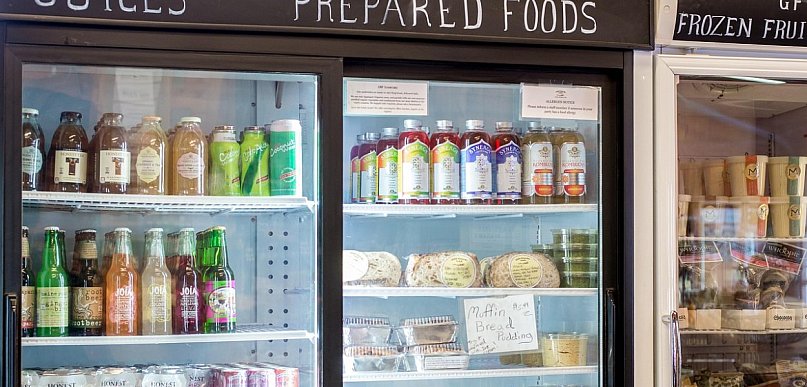 Jakie urządzenia chłodnicze Cebea warto wybrać do sklepu z nabiałem, mięsem