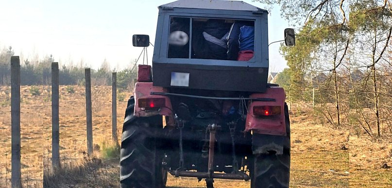 Niebezpieczny „nadkomplet” w ciągniku. 74-latek stracił prawo jazdy w Płochocinku