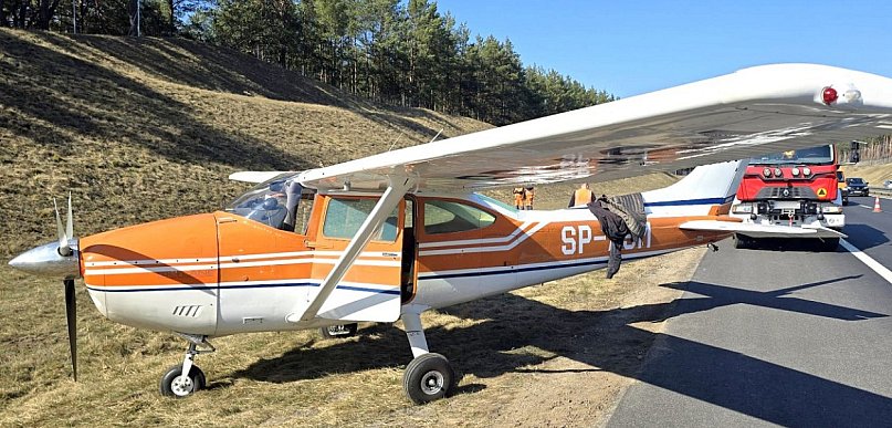 Awaryjne lądowanie na autostradzie A1 w Nowych Marzach