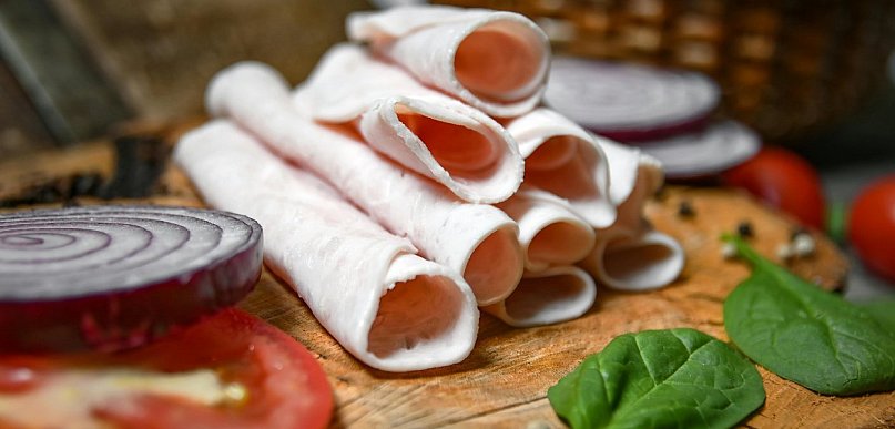 Szynka wędzona i schab dojrzewający – jak wybrać wędliny, które łączą tradycję, de