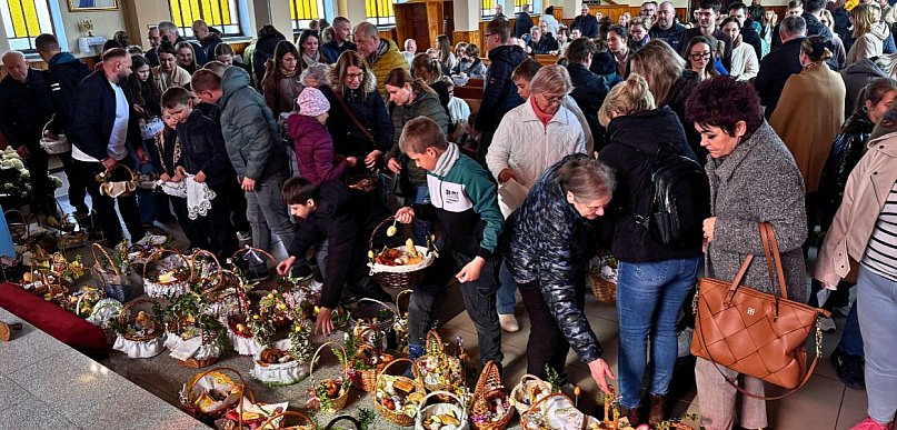 Święconka to coś więcej niż tradycja. Wciąż gromadzi tłumy w kościołach