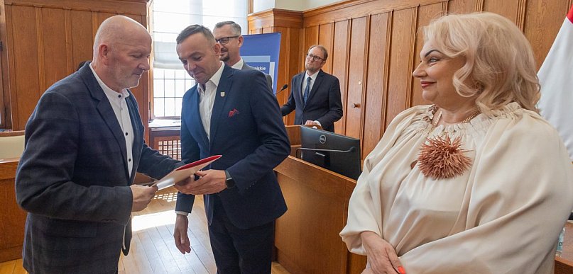 Wielkie inwestycje w edukację, kulturę i bezpieczeństwo. Marszałek dzieli fundusze