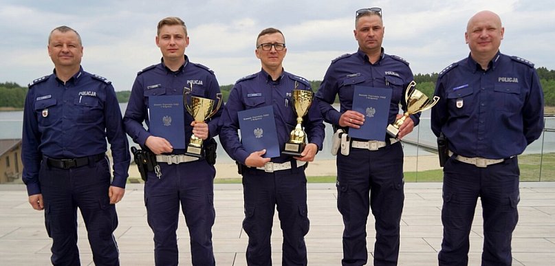 Mamy najlepszego policjanta drogówki — asp. Marcin Wróblewski z pucharem
