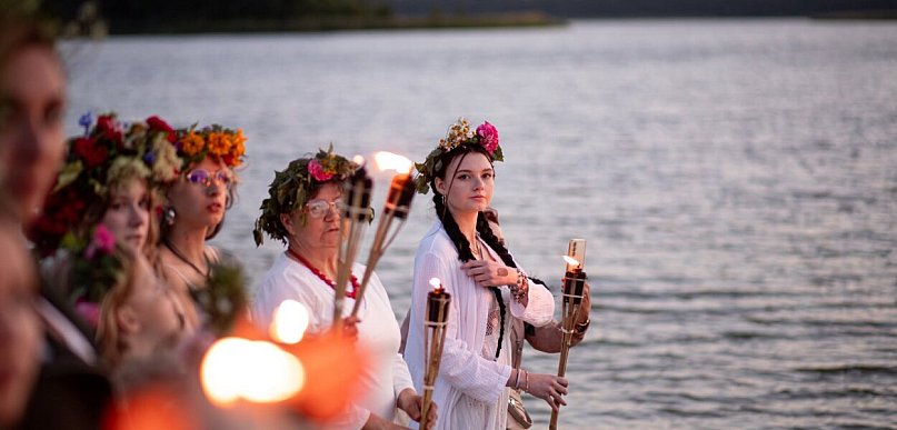 Noc Świętojańska w Jeżewie! Wianki, ognisko i spektakularny teatr ognia