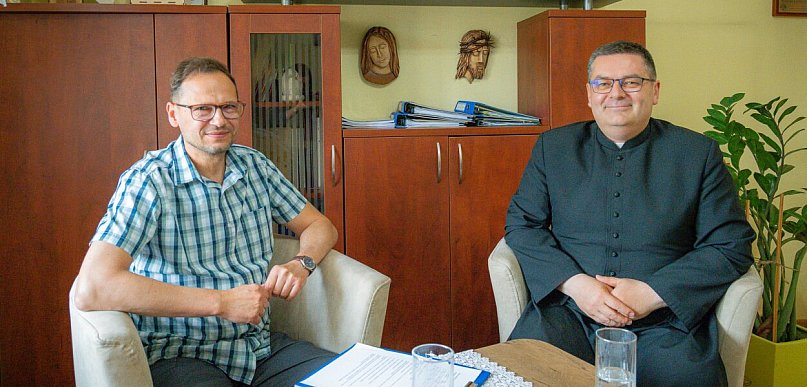 Najpierw być człowiekiem. Rozmowa z ks. Przemysławem Szulcem