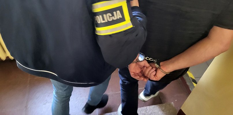 Z zewnątrz wyglądał jak zwykły kontener… w środku policjanci odkryli coś innego - 28545